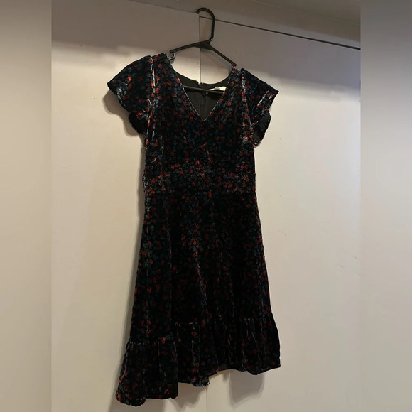 LOFT - Elegant Black Dress with Floral Accents (Size 2) - Picture 2 of 11